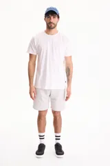 Remera básica de algodón color blanco, con cuello redondo y mangas cortas.