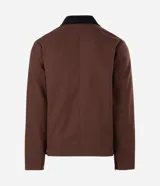 Campera masculina modelo trucker confeccionada en sarga de algodón. Presenta cuello de terciopelo en contraste, cierre frontal con cremallera, manga larga y bolsillo con cremallera en el pecho.