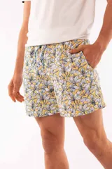 Short de baño azul con franjas horizontales en celeste y azul claro. Cuenta con cintura elástica ajustable con cordón, dos bolsillos laterales y uno trasero.