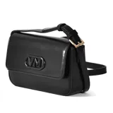 Cartera bandolera negra de cuero sintético con correa ajustable y logo metálico en el frente.