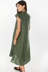 Vestido midi color azul de lino italiano, con diseño camisero, cuello camisero, mangas cortas abullonadas, cierre frontal con botones y bolsillos laterales.