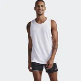 Musculosa deportiva 2XU Aero Tank, color negro, confeccionada con tejido X-VENT, cuerpo de doble punto y panel trasero de malla para mayor transpirabilidad.