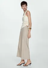 Pantalon de corte wideleg y diseño crop, confeccionado en una mezcla de lino y viscosa. Presenta cintura con elástico y dos bolsillos laterales.