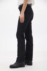 Blazer azul de corte recto, con solapas y cierre con dos botones.