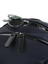 Mochila RKF unisex color azul marino, confeccionada en canvas ripstop waterproof. Cuenta con compartimento principal con cierre a prueba de agua, cintas de compresión internas, bolsillos interiores de malla, compartimento acolchado para laptop de 16", bolsillo delantero con múltiples compartimentos, bolsillos laterales para botellas, bolsillo superior para anteojos, correa compresora de pecho, correas de hombro ajustables, espalda acolchada y ergonómica, forro interior de poliéster reciclado y llavero mosquetón.