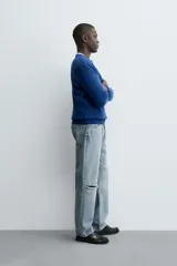 Jersey azul de punto con cuello redondo y manga larga. Tejido en mezcla de lana y acabado en rib.