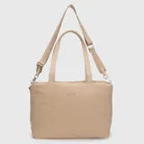 Bolso tipo tote acolchado de color beige, con doble asa de mano y correa ajustable extraíble con logo de la marca. Cuenta con cierre superior y logo metálico frontal.