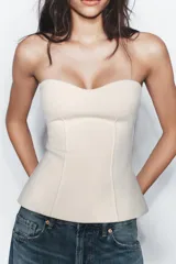 Top tipo corset de color negro con escote corazón y diseño strapless.