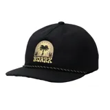 Gorra tipo snapback color negro con visera plana, cordón decorativo sobre la visera y parche bordado frontal con diseño de palmera y texto de la marca.