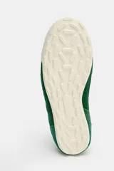 Zapatillas de estilo running con diseño en color verde y detalles en blanco y amarillo, confeccionadas con una combinación de materiales textiles y sintéticos, cierre de cordones y suela plana.
