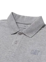 Remera tipo polo de manga corta, color gris melange, con cuello y puños acanalados. Presenta el logo de la marca estampado en el pecho y un pequeño bordado triangular en la manga.