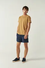 Short de baño liso azul marino con cintura elástica y cordón ajustable. Cuenta con dos bolsillos laterales y uno trasero.