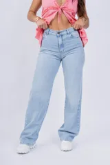 Pantalón de jean celeste claro, de corte wide leg y tiro alto.