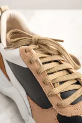 Zapatillas deportivas con cordones, de cuero vacuno color blanco, marrón, negro y animal print.