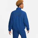 Campera deportiva Nike de la selección de Brasil, color azul con diseño texturizado en relieve tipo animal print. Cuenta con cuello alto, cierre frontal completo, bolsillos laterales y detalles en verde flúor como el logo de Nike y el escudo de la CBF en el pecho.