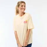 Remera de corte oversize color amarillo claro, con estampa gráfica en la espalda que representa una lata de sardinas con limón sobre un fondo de cuadrillé rojo.