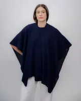 Ruana azul de tejido de punto con textura, confeccionada en 100% baby alpaca.