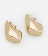 Par de aros dorados con forma geométrica irregular y cierre de gatillo.