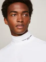 Remera de manga larga Tommy Hilfiger con cuello tortuga, confeccionada en algodón elástico. Presenta un logo de la marca estampado en el cuello y un pequeño logo bordado en el puño.