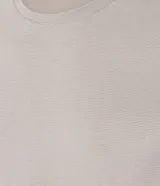 Remera de corte slim confeccionada en algodón acanalado, con cuello redondo y mangas cortas. Presenta un diseño básico y versátil con textura de rayas en relieve.