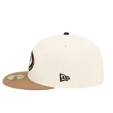 Gorra de visera plana New Era modelo 59Fifty, con corona en color crema y visera en color marrón. Presenta el logo bordado del equipo de béisbol Arizona Diamondbacks en el frente y el logo de la marca en el lateral.