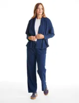 Cardigan abierto de denim, de corte holgado y recto, con solapas amplias, bolsillos frontales funcionales y hombros caídos.