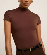 Body de poliamida color marrón, de diseño ajustado al cuerpo, con cuello medio y mangas cortas.