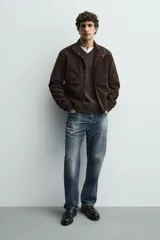 Zapato tipo derby de hombre, color marrón oscuro, fabricado en piel con detalles de picados (brogue) en puntera y laterales. Posee plantilla interior de piel y suela track con ligero tacón.