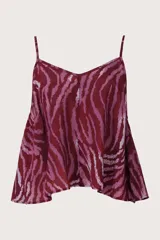 Blusa top de tirantes finos con diseño fluido y estampado animal print estilo cebra en tonos bordó y rosado.