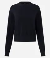 Suéter de punto con corte boxy, cuello redondo y mangas largas. Presenta acabado canelado en cuello, puños y bajo, confeccionado en una mezcla de algodón y poliamida.