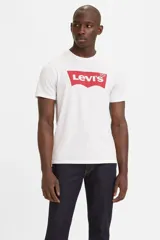 Remera blanca de algodón con logo Levi's Batwing estampado en rojo en el pecho.