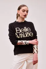 Buzo negro de algodón con cuello redondo y mangas largas. Estampado frontal con la frase "Belle Amuse" en color crudo.