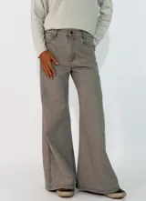 Pantalon de jean negro de corte wide leg, con tiro alto, cierre frontal con botón y bolsillos laterales.