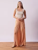 Pantalón Sound Style color naranja de gasa bambula con pretina ancha elastizada en la espalda y tajos en el frente.