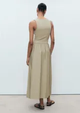 Vestido midi combinado de color verde militar, con parte superior tipo musculosa de escote redondo y falda evasé fruncida en la cintura.