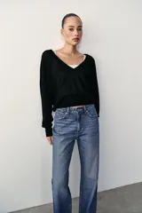 Jeans de tiro alto, pernera recta y larga, estilo clásico con cinco bolsillos, cierre frontal con cremallera y botón metálico.