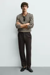 Mocasín negro de piel con parte superior lisa, horma ligeramente cuadrada y suela ultrafina.