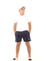 Short de baño azul marino con cintura elástica y logo estampado en la pierna.