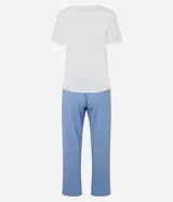 Conjunto de pijama largo de algodón y viscosa, compuesto por una remera blanca de manga corta y un pantalón celeste con estampado de lunares blancos, cintura elástica y cordón de ajuste.