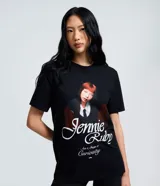 Remera negra de algodón con cuello redondo, manga corta y gran estampa frontal con la imagen de la cantante Jennie, el texto "Jennie Ruby" y "Act 1, Stage 2 Curiosity".