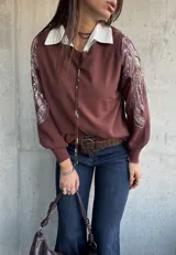 Sweater de punto color chocolate con cuello redondo y mangas largas abullonadas. Presenta detalles bordados con lentejuelas brillantes en los hombros y parte superior de las mangas.