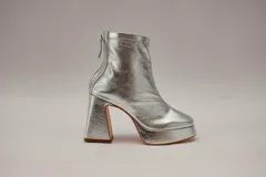 Botines negros de cuero con plataforma y tacón cuadrado.