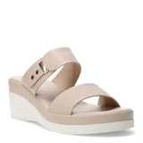Sandalias de plataforma tipo cuña color beige, con dos tiras anchas en el empeine, una de ellas con detalle de hebilla metálica y la otra con textura grabada.