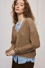 Cardigan de punto calado color tostado, con escote en V y cierre frontal de botones.