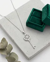Collar de acero con dije en forma de llave decorado con circonias incrustadas.