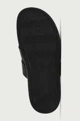 Sandalia plana de hombre confeccionada en piel color negro, con diseño de tiras cruzadas y entrelazadas en el empeine.