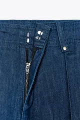 Jeans de tiro alto y pierna ancha de Zara, confeccionados en mezcla de algodón color beige. Presentan cintura con trabillas, bolsillos de parche en la espalda, costuras frontales marcadas y cierre delantero con cremallera, botón y gancho metálico.