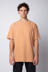 Remera de corte semi oversize con efecto gastado vintage, confeccionada en algodón, de cuello redondo y mangas cortas.