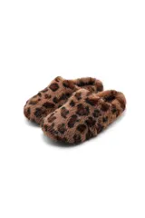 Pantuflas de estar por casa con diseño de animal print, confeccionadas en material sintético de pelo largo y suave.