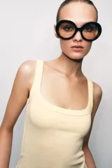 Musculosa de algodón fit entallado con escote redondo y diseño liso.